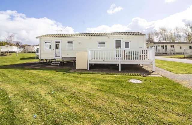 Lovely 8 berth caravan at a brilliant holiday park, Manor Park ref 23113K