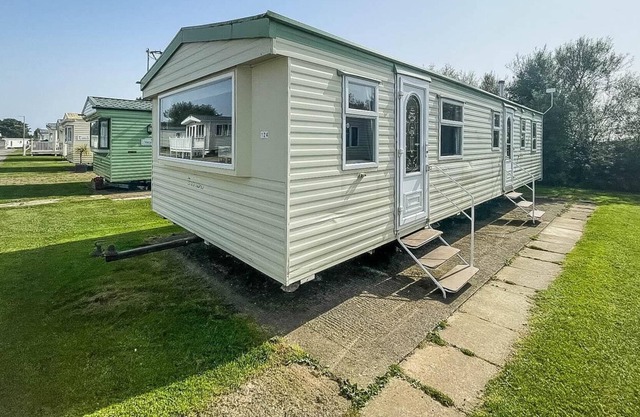 Lovely 8 berth caravan for hire at Skipsea Sands Holiday Park ref 41124WF