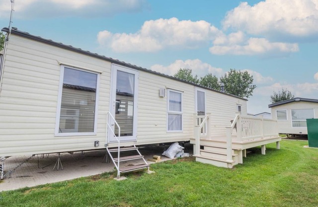 Lovely 8 berth caravan at Seawick Holiday Park in Essex ref 27002HV