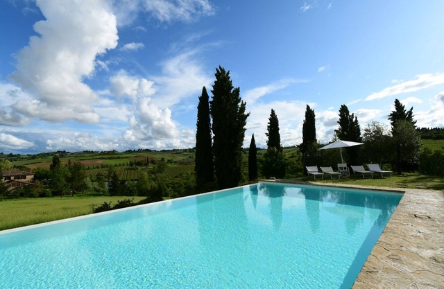 Lovely apartment for 3 people with WIFI, pool, A/C, TV, pets allowed and parking, close to Siena