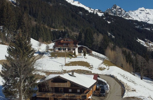 Lovely apartment for 11 guests with WIFI, TV, balcony and parking