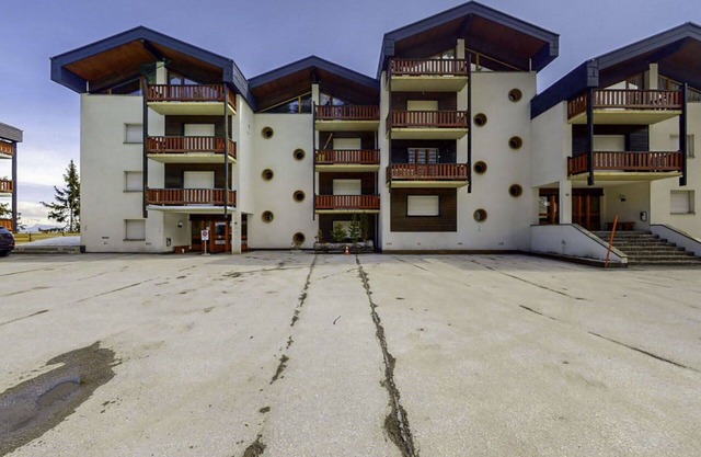 Lovely apartment for 4 people with WIFI, pool, balcony, pets allowed and parking