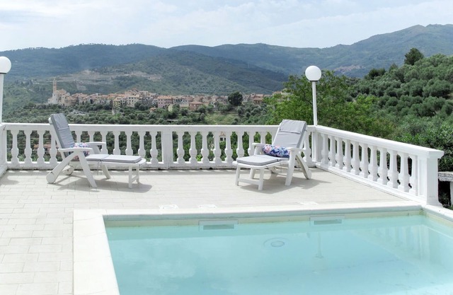 Lovely apartment for 10 guests with pool, WIFI, TV, patio, panoramic view and parking