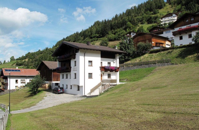 Lovely apartment for 4 guests with WIFI, TV, balcony and parking