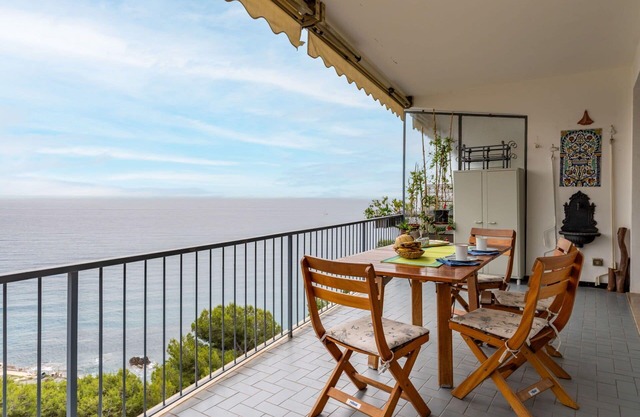 Lovely apartment for 6 guests with WIFI, TV, terrace and parking