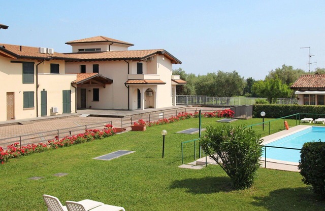 Lovely apartment for 7 guests with pool, WIFI, A/C, TV, patio, pets allowed and parking
