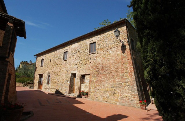 Lovely apartment for 8 guests with pool, WIFI, A/C, TV and pets allowed, close to San Gimignano