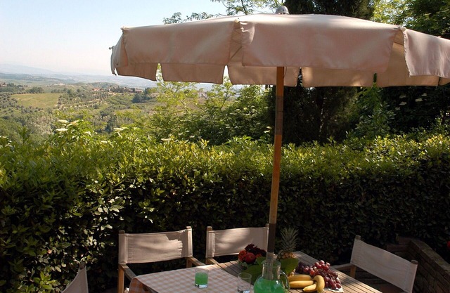 Lovely apartment for 6 guests with WIFI, pool, A/C, TV and pets allowed, close to San Gimignano