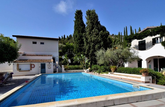 Lovely apartment for 5 guests with A/C, WIFI, pool, terrace, pets allowed and parking