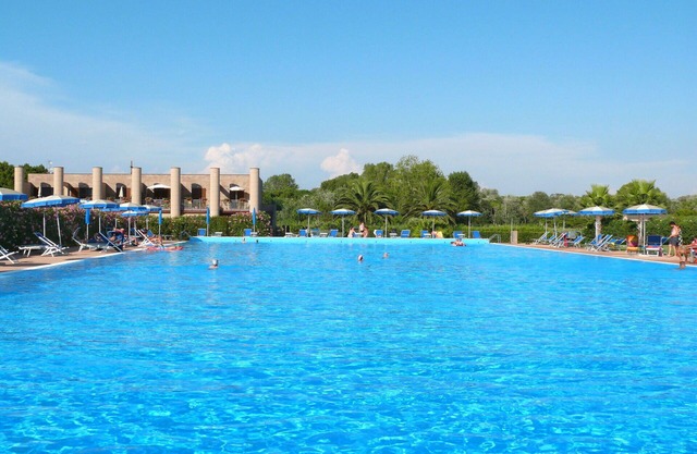 Lovely apartment for 4 guests with A/C, pool, WIFI, TV, terrace, pets allowed and parking