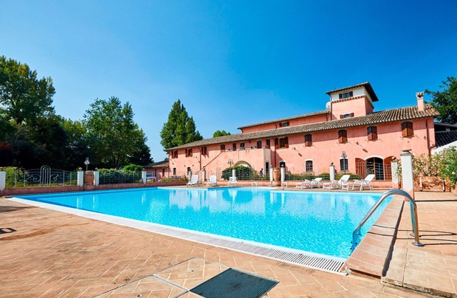 Lovely apartment for 5 people with pool, WIFI, TV, balcony and pets allowed, close to Spoleto