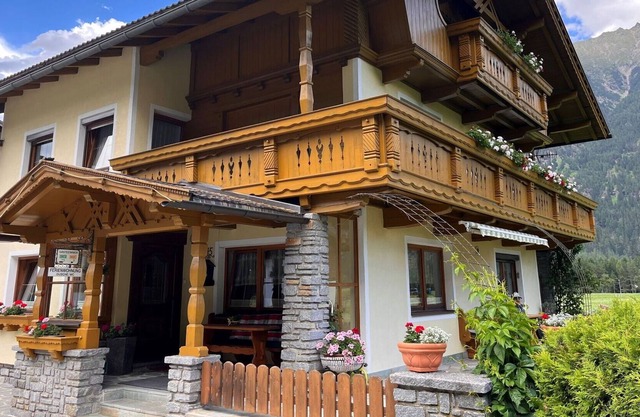 Lovely apartment in villa for 4 guests with WIFI, TV, balcony, pets allowed and parking