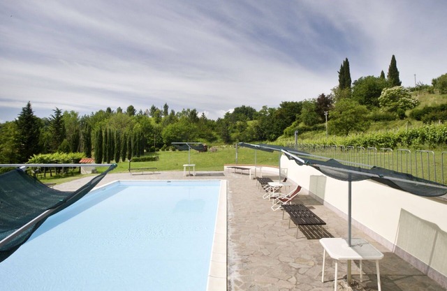 Lovely apartment in villa for 4 guests with pool, WIFI, TV, veranda, pets allowed and parking