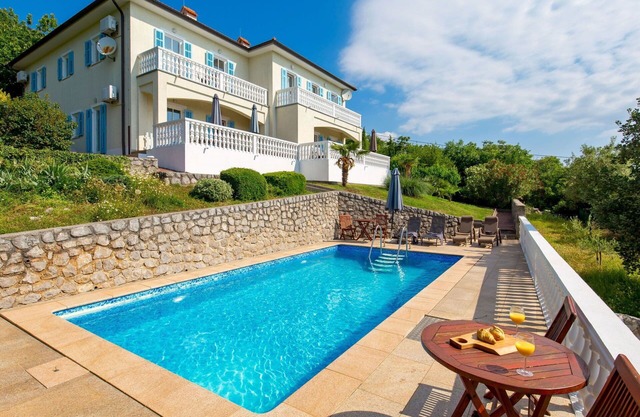 Lovely apartment in villa for 6 guests with A/C, pool, WIFI, TV, terrace and pets allowed