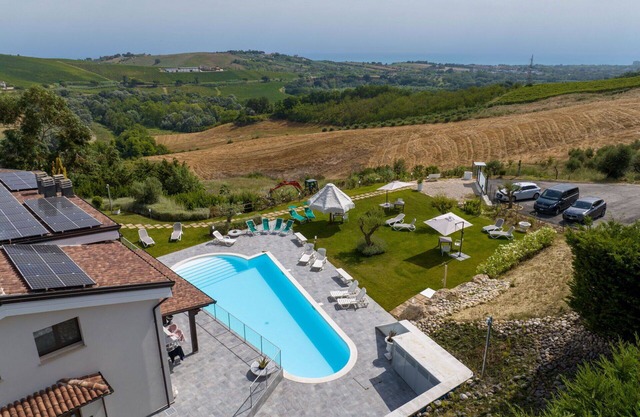 Lovely apartment in villa with pool, A/C, hot tub, WIFI, TV, patio, pets allowed and panoramic v.