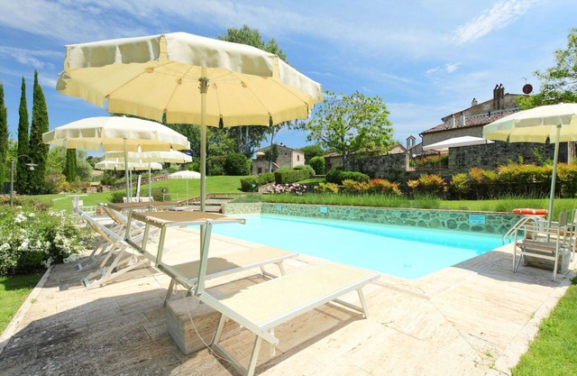 Lovely apartment in villa for 6 people with WIFI, pool, TV, patio and parking