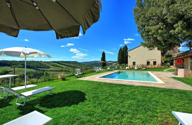Lovely apartment with WIFI, pool, A/C, panoramic view and parking, close to San Gimignano