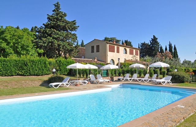 Lovely apartment with WIFI, A/C, pool, panoramic view and parking, close to Greve In Chianti