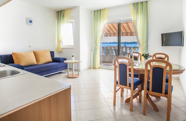 Lovely apt for 4, balcony, sea view, beach at 50m