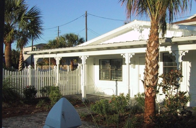 Lovely Beach Cottage w/Private Fountain Pool