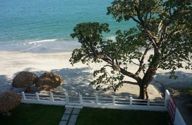 Lovely beach front Paradise Condo