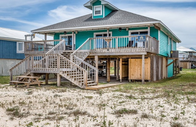 Lovely beachfront home with a private dock & spacious deck - dogs welcome