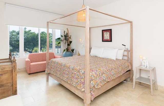 Lovely Boho Apt w/3 Bdr + 3.5 bthr Marina View Apt- Beach Club access