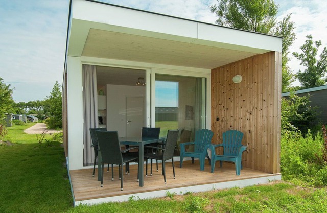 Lovely chalet with covered terrace, close to the North Sea