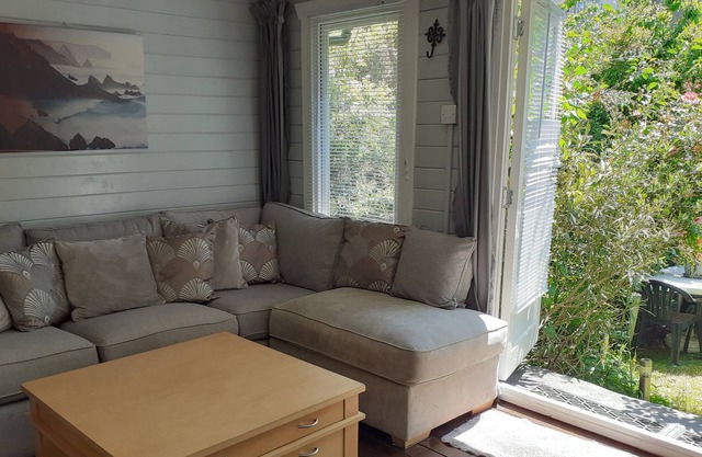 Lovely Cabin set in a Beautiful Garden. Short Walk Into Town. Dogs Welcome