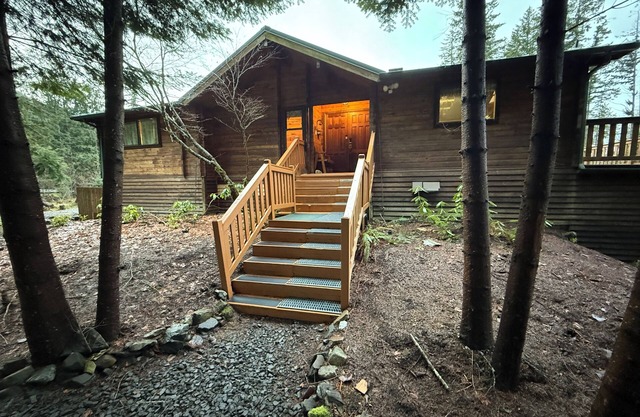 Lovely cedar log cabin in Greenwater minutes to Mount Rainier
