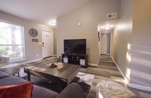 Lovely condo fully remodeled just minutes from West Port Plaza
