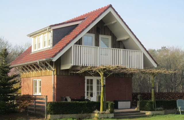 Lovely Cottage near Lake in Well