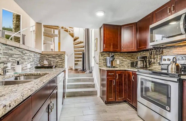 Lovely Gated Community on the Golf Course/w Pooln