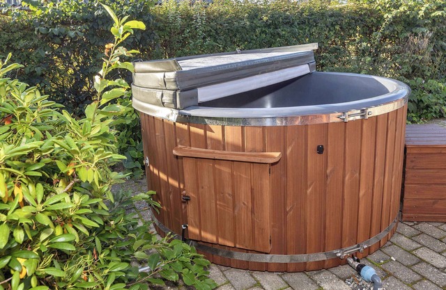 Lovely holiday home with hot tub – 150 m to water