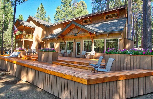 Lovely home directly on the 15th Fairway!