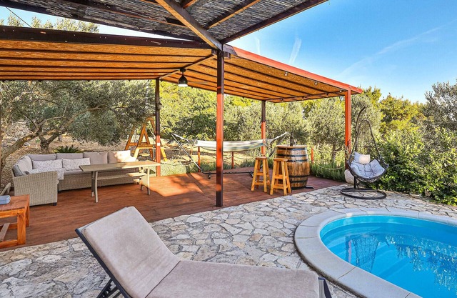 Lovely home in Kastel Kambelovac