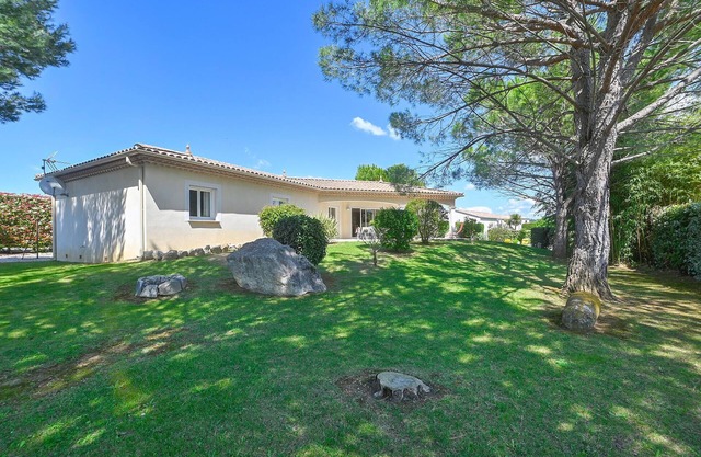 Lovely home in Combas