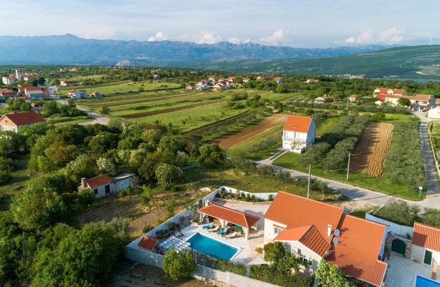 Lovely home in Pridraga