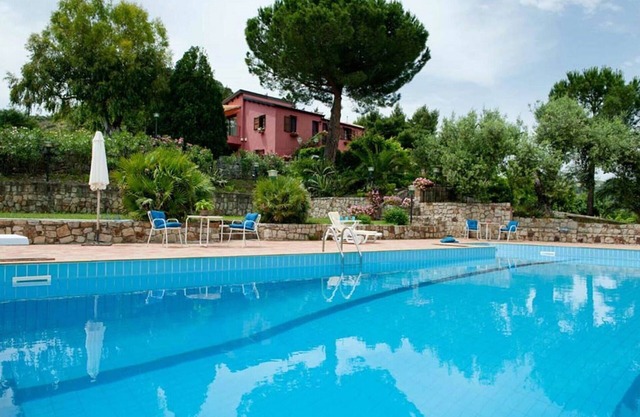 Lovely apartment in villa with A/C, pool, WIFI, TV, patio and panoramic view, close to Cefalù
