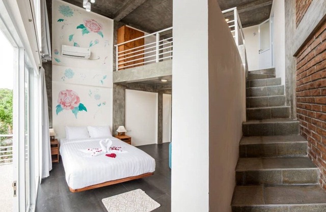 Lovely Loft Space with room for four people Unit #1