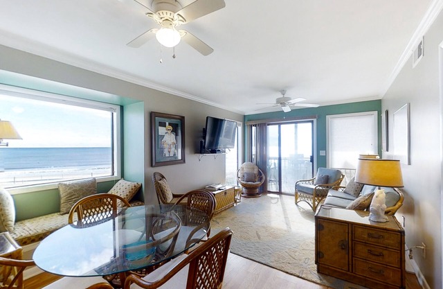 Lovely Oceanfront Suite w/Free WiFi, Private Balcony, W/D, & Shared Pool