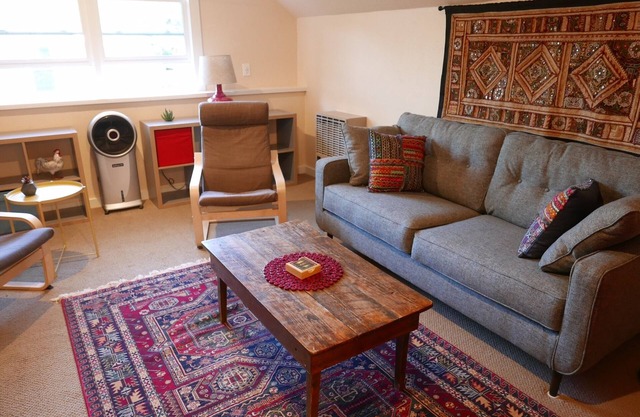 Lovely remodeled apartment in historic district adjacent to downtown