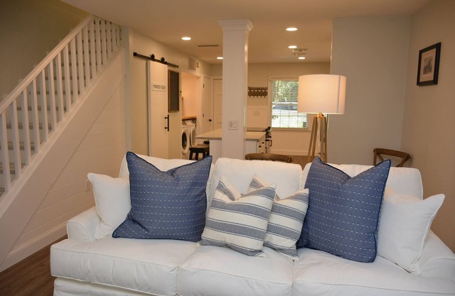Lovely Renovated Townhouse Adjacent Haile Village King Bed Stocked Kitchen 2BR