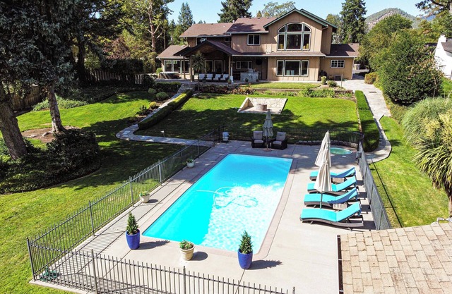 Lovely Riverfront Grants Pass Home: Pool & Hot Tub