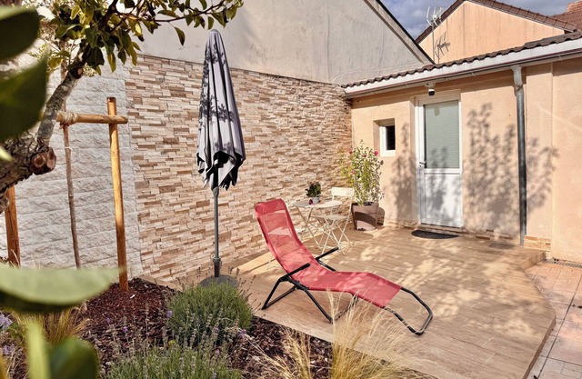 Lovely self-contained studio in Roissy-en-France/Aeroport CDG with airport terrace