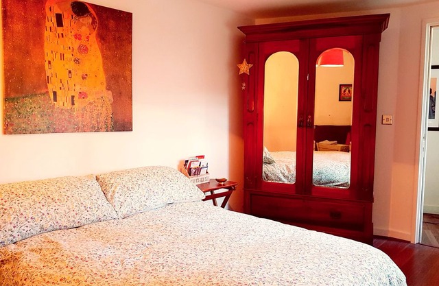 Lovely Spacious Room in Private Flat 5 mins to Little Venice Royal Oak Tube &