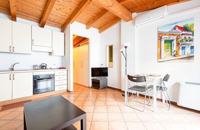 Lovely studio apartment located just 350m from the "Lodi" M3 stop