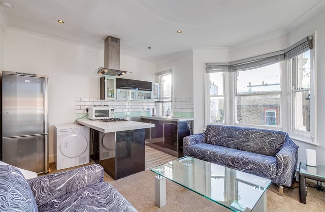 Lovely Two-Bedroom Apartment in a Prime Location Between the Commons