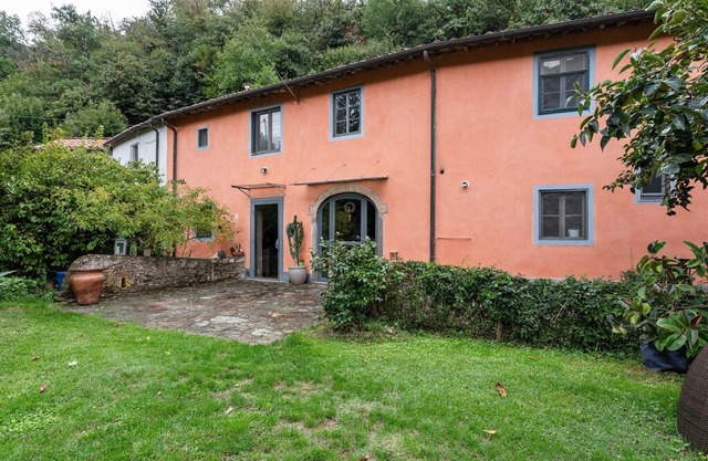 Lovely Villa in Molina di Quosa with Private Swimming Pool