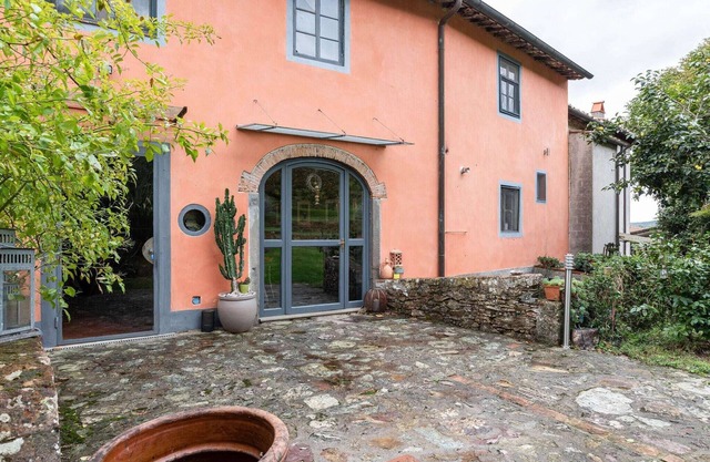 Lovely Villa in Molina di Quosa with Private Swimming Pool